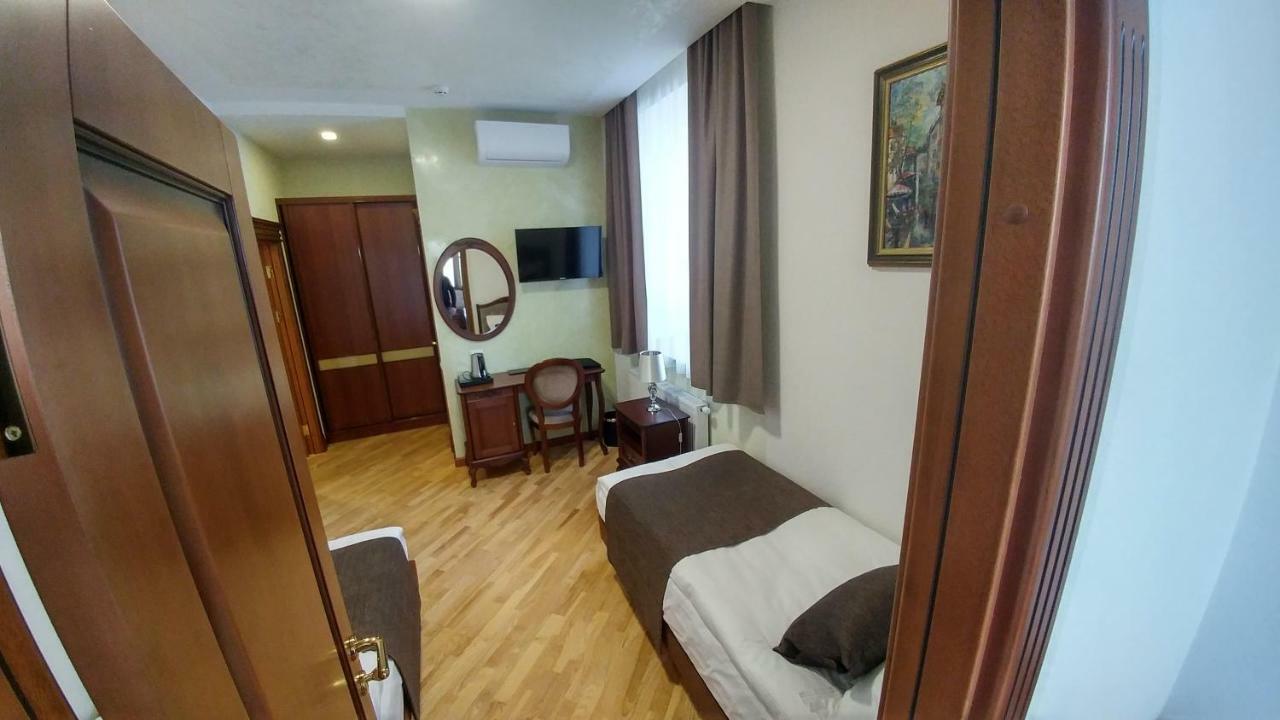 Hotel Meridian Brody Extérieur photo