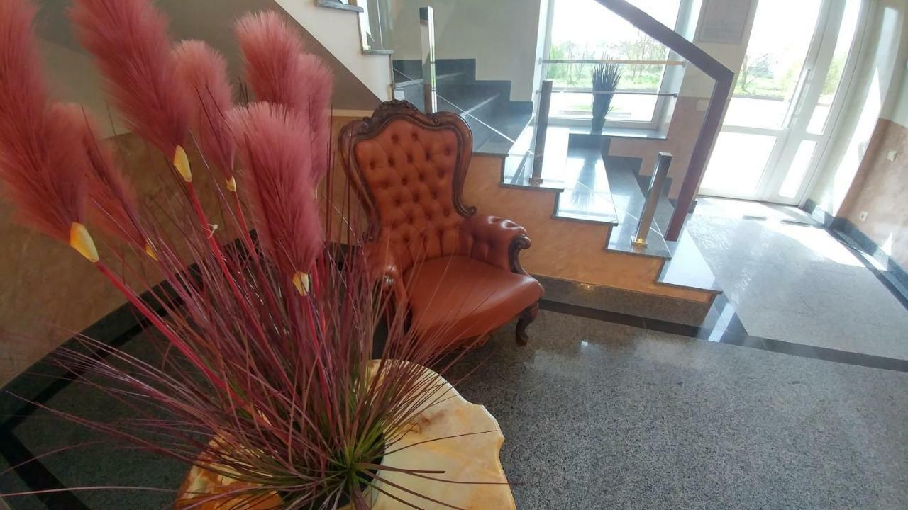 Hotel Meridian Brody Extérieur photo
